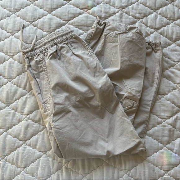 Aritzia TNA parachute pants - Picture 2 of 4